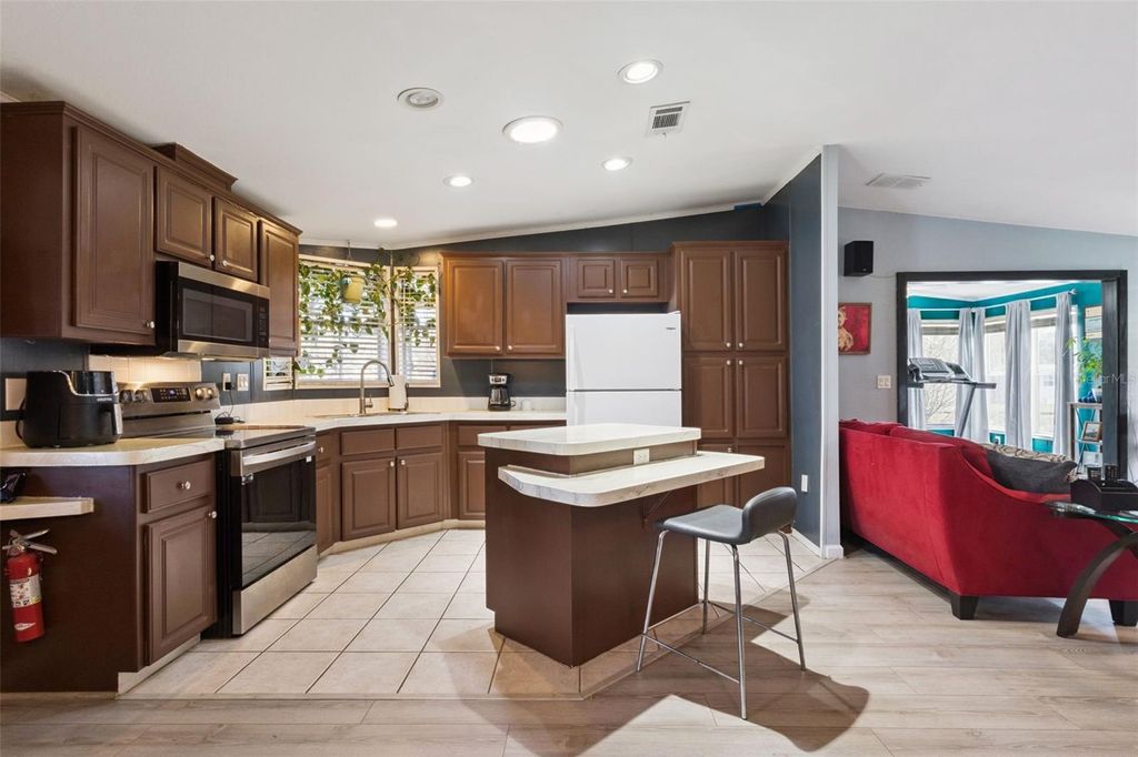 Image 5 of property listing at 26142 ROSE LANE, Astatula, FL 34705