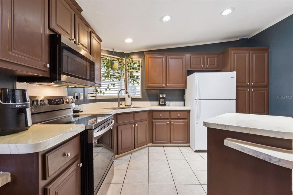 Image 6 of property listing at 26142 ROSE LANE, Astatula, FL 34705