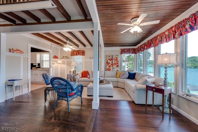 330 Lakeside Ave, Hopatcong Boro, NJ 07821