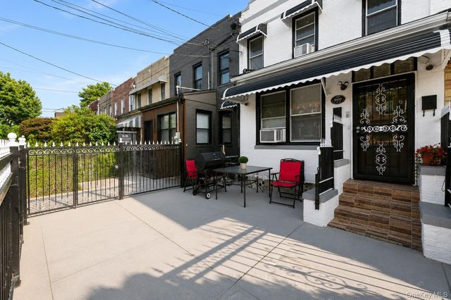 960 E 221st Street, Bronx, NY 10469