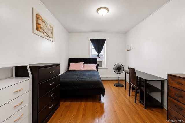 960 E 221st Street, Bronx, NY 10469