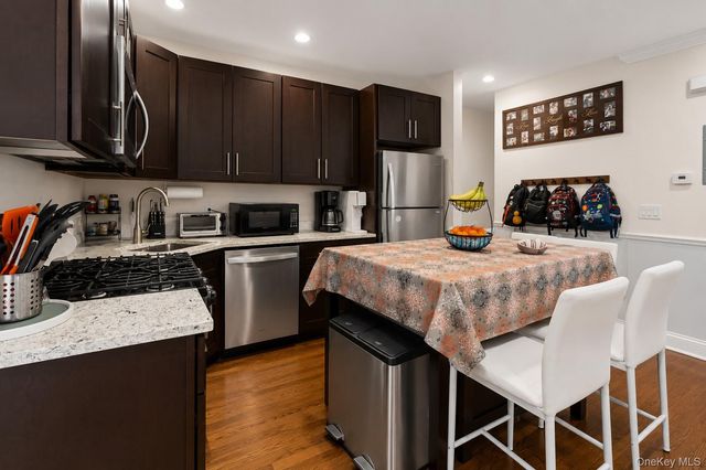 960 E 221st Street, Bronx, NY 10469