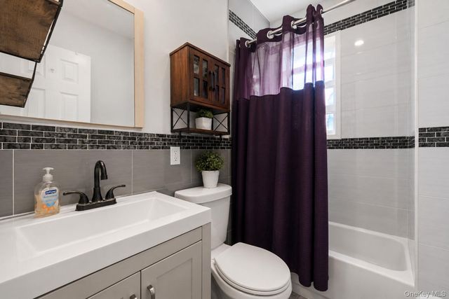 960 E 221st Street, Bronx, NY 10469