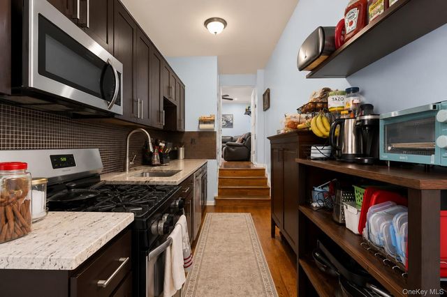 960 E 221st Street, Bronx, NY 10469