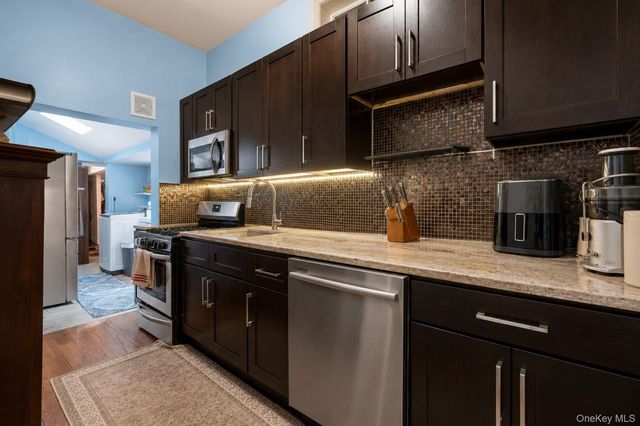 960 E 221st Street, Bronx, NY 10469