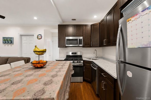 960 E 221st Street, Bronx, NY 10469