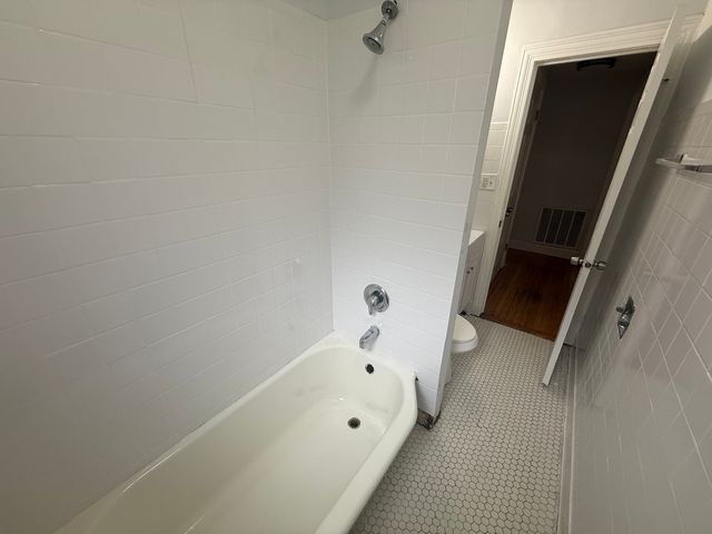 7342 N Damen Avenue 2, Chicago, IL 60645