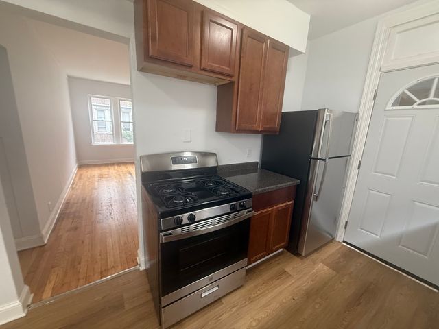 7342 N Damen Avenue 2, Chicago, IL 60645
