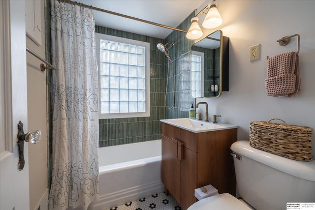 1722 N 49th Street, Omaha, NE 68104