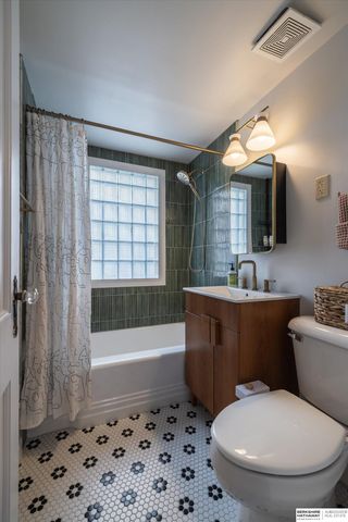 1722 N 49th Street, Omaha, NE 68104