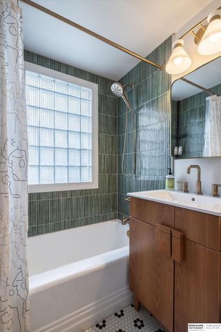 1722 N 49th Street, Omaha, NE 68104