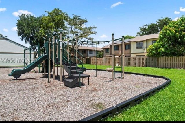 453 NE 210th Ter, Miami, FL 33179