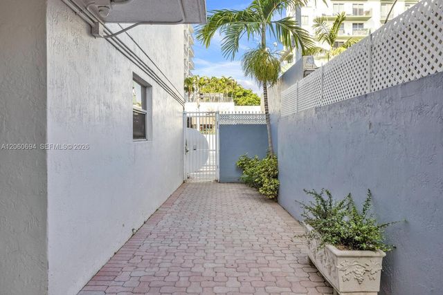 2575 SW 27th Avenue 111, Miami, FL 33133