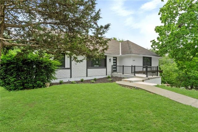 3147 Black Swan Drive, Shawnee, KS 66216