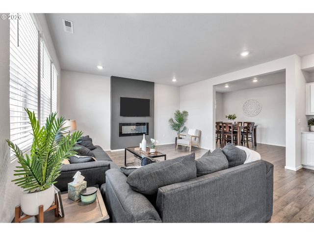 365 HIMALAYA St Ne, Salem, OR 97301