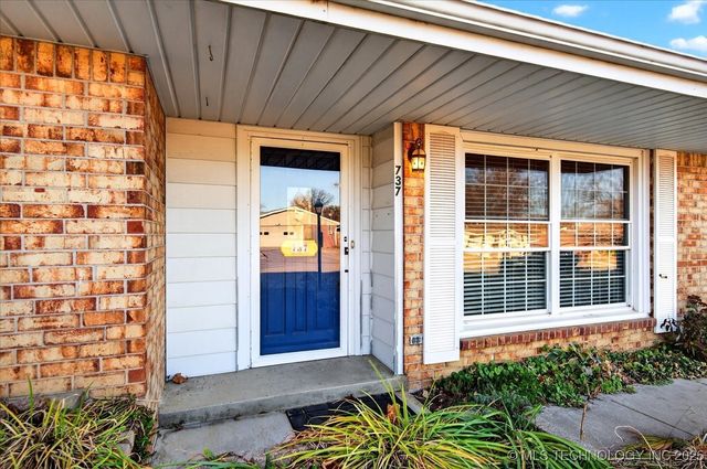 737 Crown Drive, Bartlesville, OK 74006