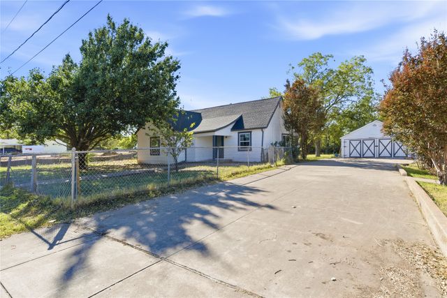 3229 Meadow Oaks Drive, Haltom City, TX 76117