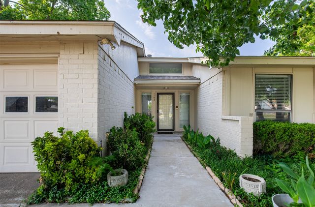 1102 St Croix Court, Arlington, TX 76012