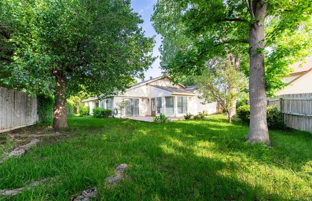 1102 St Croix Court, Arlington, TX 76012