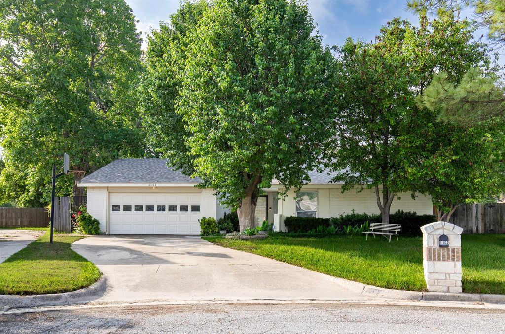 1102 St Croix Court, Arlington, TX 76012