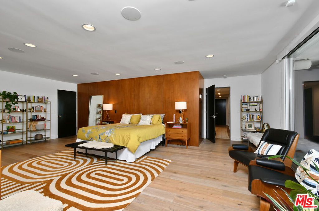 Image 13 of property listing at 20150 Delita Drive, Woodland Hills, CA 91364