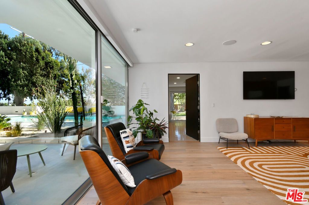 Image 14 of property listing at 20150 Delita Drive, Woodland Hills, CA 91364