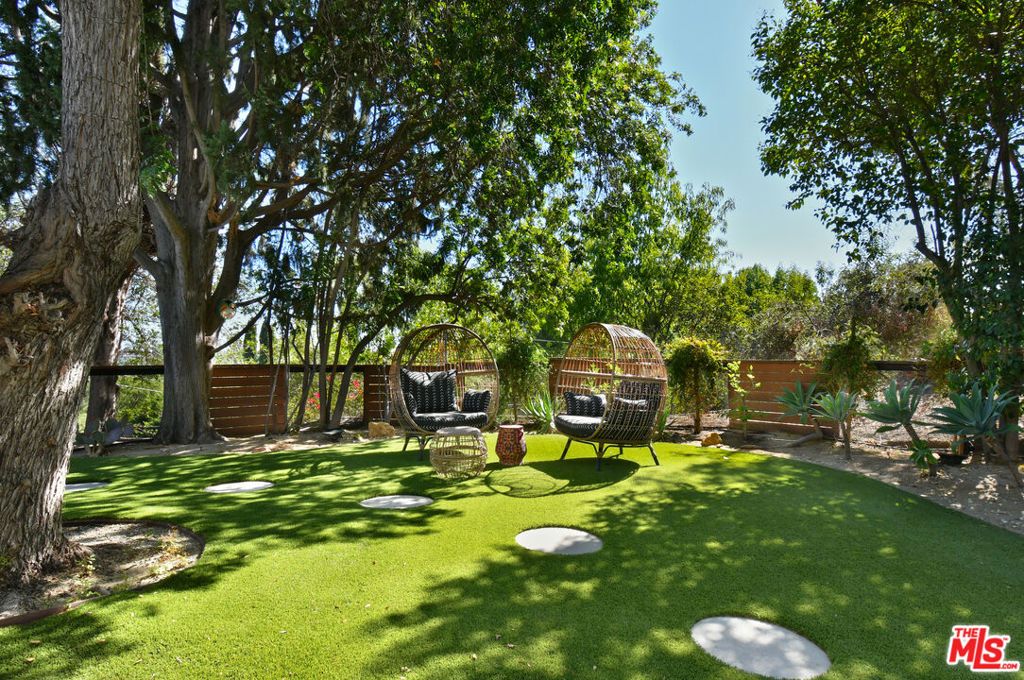 Image 17 of property listing at 20150 Delita Drive, Woodland Hills, CA 91364