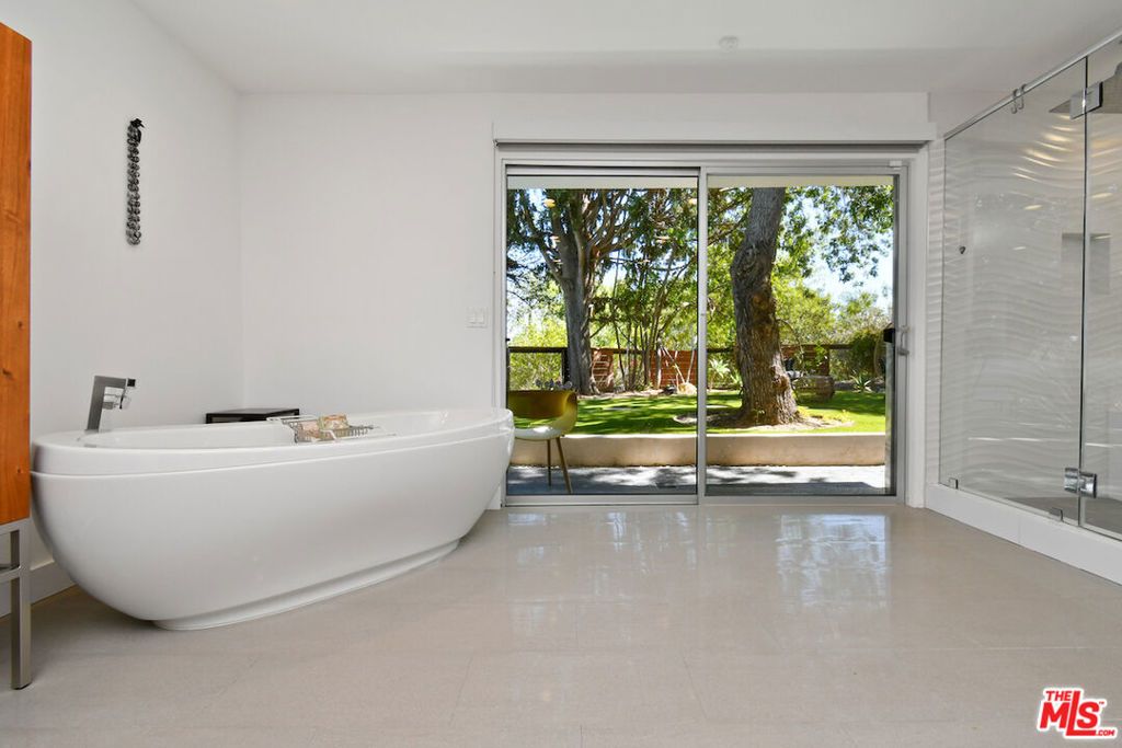 Image 18 of property listing at 20150 Delita Drive, Woodland Hills, CA 91364