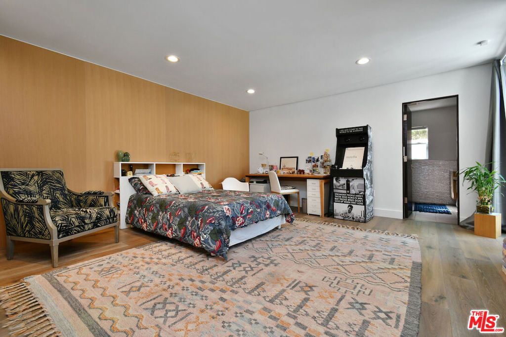 Image 20 of property listing at 20150 Delita Drive, Woodland Hills, CA 91364