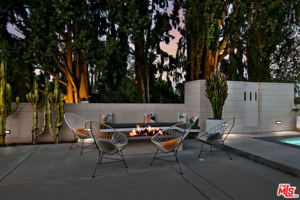 Image 25 of property listing at 20150 Delita Drive, Woodland Hills, CA 91364