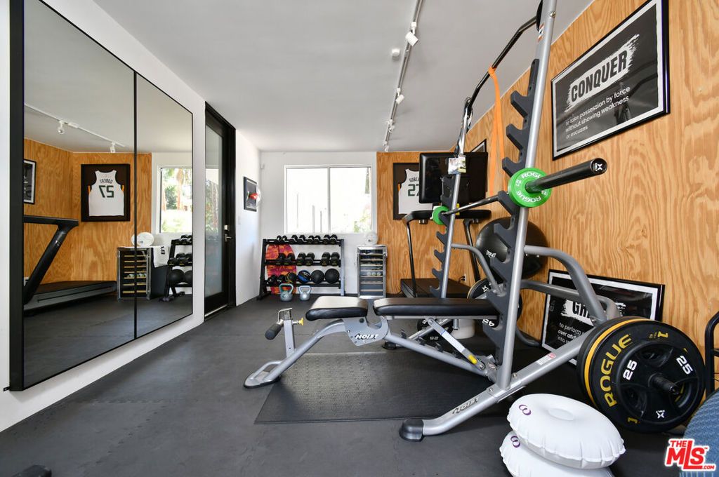 Image 28 of property listing at 20150 Delita Drive, Woodland Hills, CA 91364