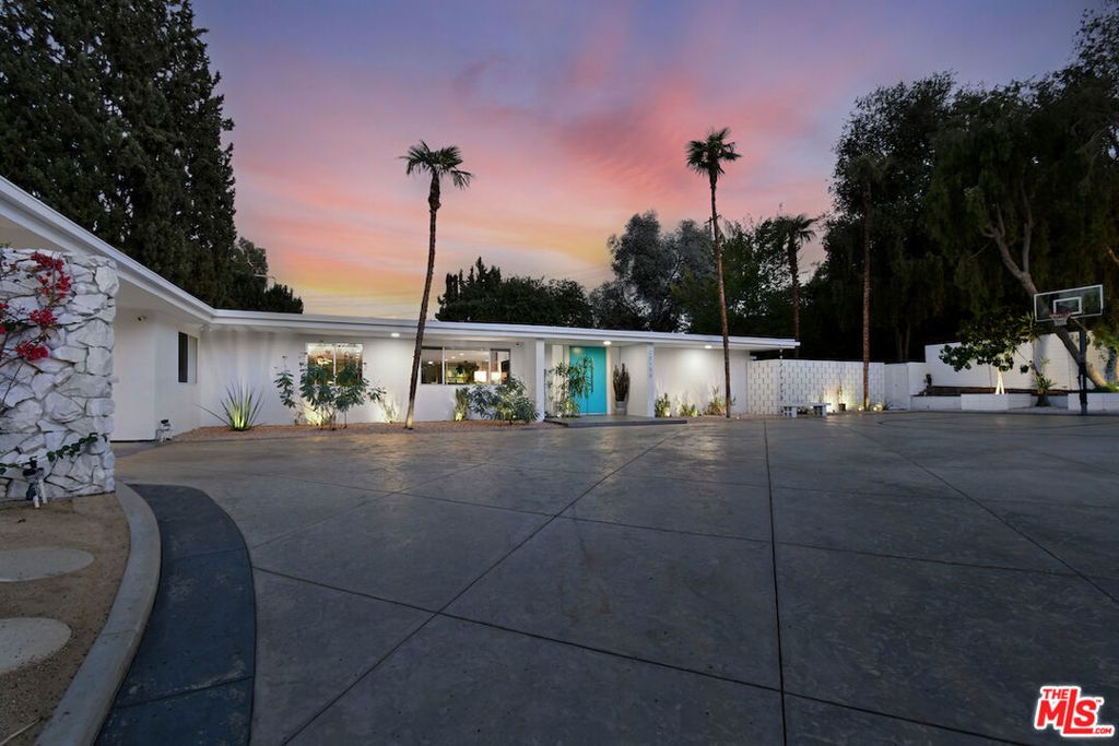 Image 32 of property listing at 20150 Delita Drive, Woodland Hills, CA 91364