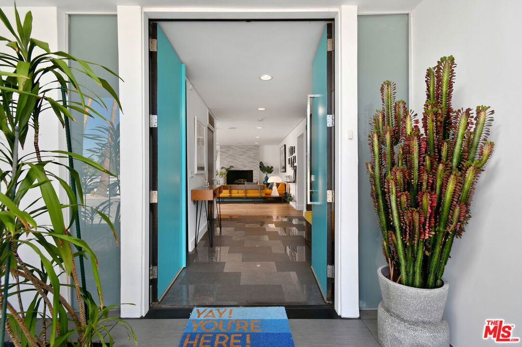 Image 4 of property listing at 20150 Delita Drive, Woodland Hills, CA 91364