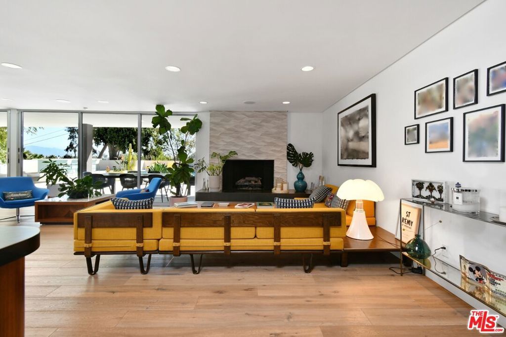 Image 5 of property listing at 20150 Delita Drive, Woodland Hills, CA 91364