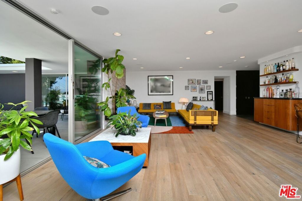 Image 7 of property listing at 20150 Delita Drive, Woodland Hills, CA 91364