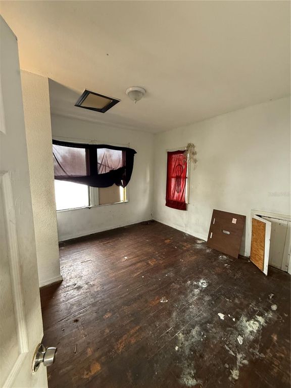 Image 11 of property listing at 2922 N 12TH STREET, Tampa, FL 33605