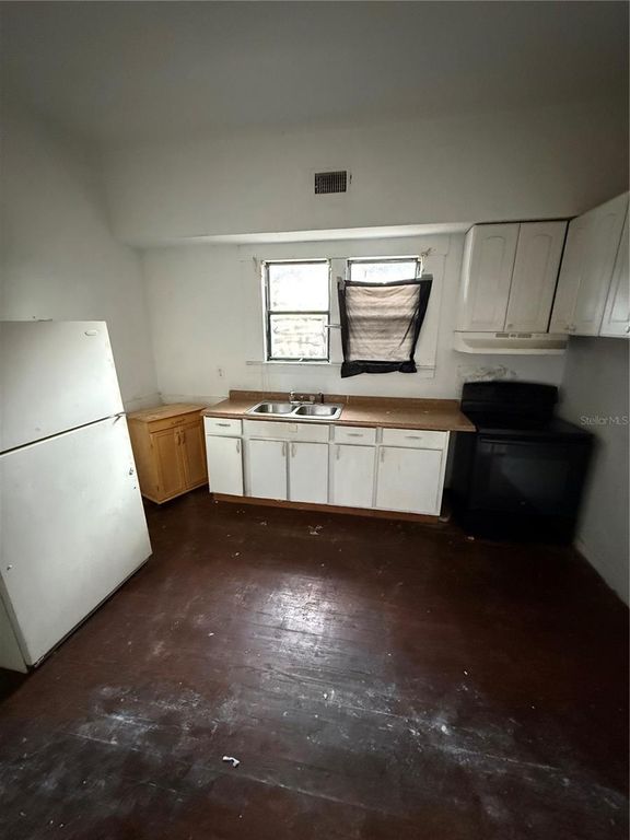 Image 8 of property listing at 2922 N 12TH STREET, Tampa, FL 33605