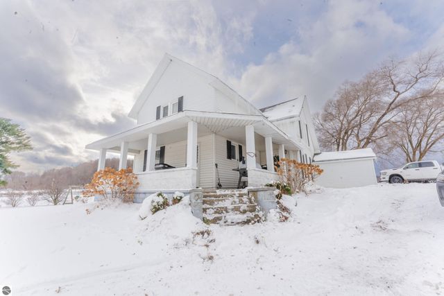 2526 Lake Ann Road, Interlochen, MI 49643