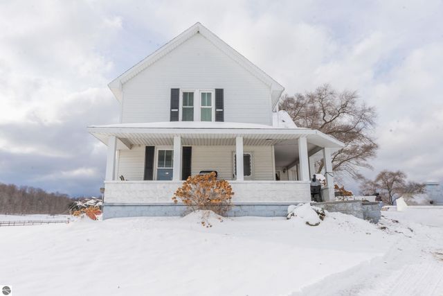 2526 Lake Ann Road, Interlochen, MI 49643