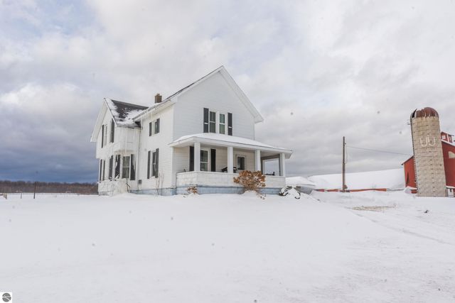 2526 Lake Ann Road, Interlochen, MI 49643