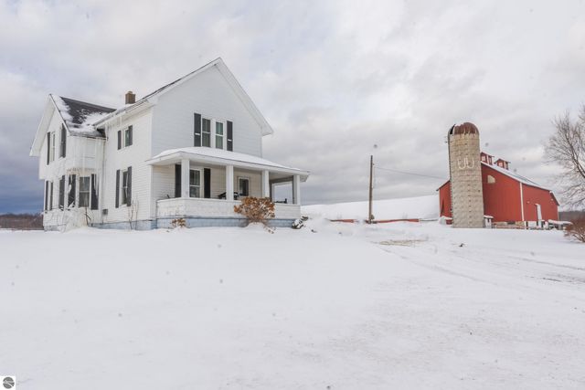 2526 Lake Ann Road, Interlochen, MI 49643