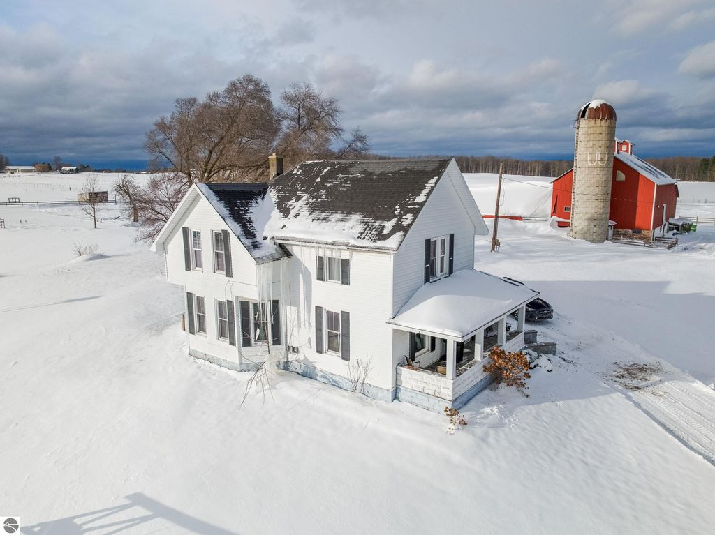 2526 Lake Ann Road, Interlochen, MI 49643