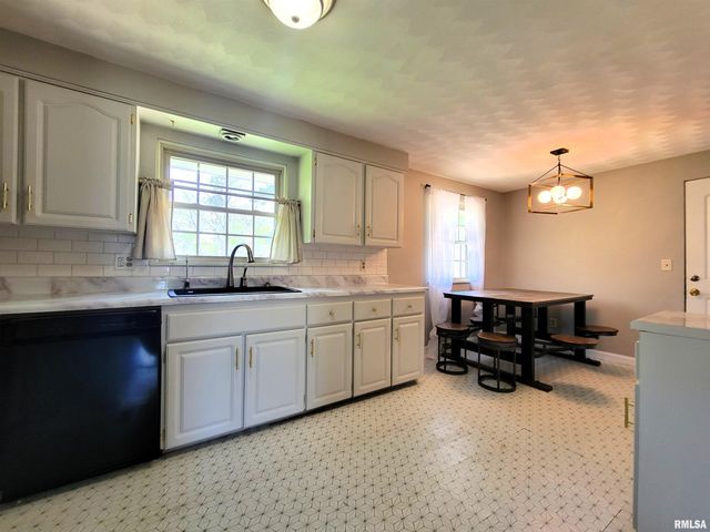 2217 CRESTVIEW Drive, Pekin, IL 61554
