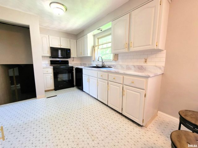 2217 CRESTVIEW Drive, Pekin, IL 61554
