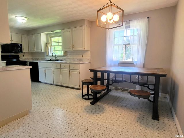 2217 CRESTVIEW Drive, Pekin, IL 61554