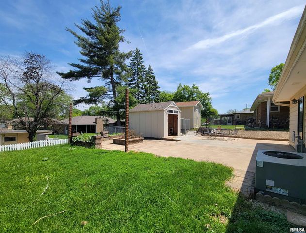 2217 CRESTVIEW Drive, Pekin, IL 61554