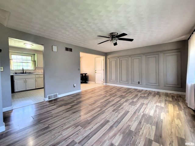 2217 CRESTVIEW Drive, Pekin, IL 61554