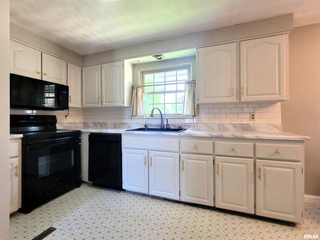 2217 CRESTVIEW Drive, Pekin, IL 61554