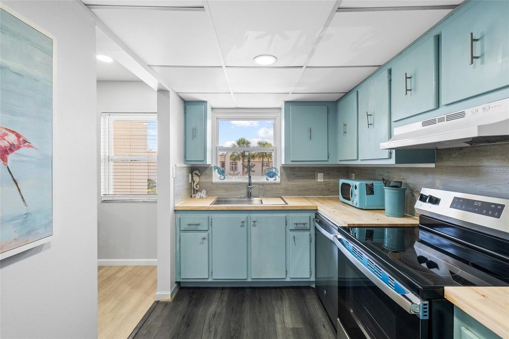 Image 4 of property listing at 2727 75TH STREET W 9A12, Bradenton, FL 34209