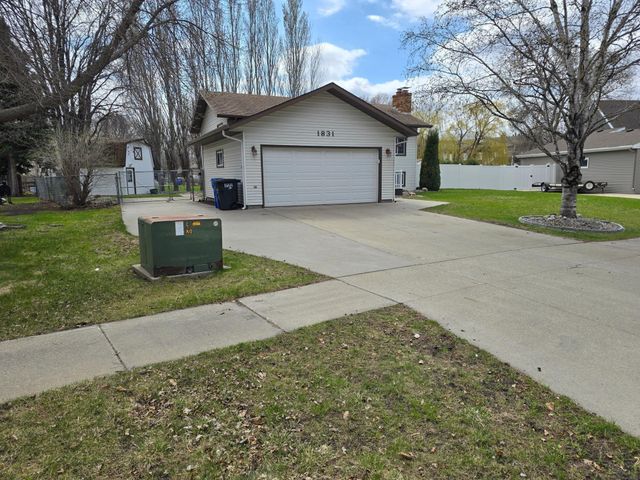 1831 Prairie Lane S, Fargo, ND 58103